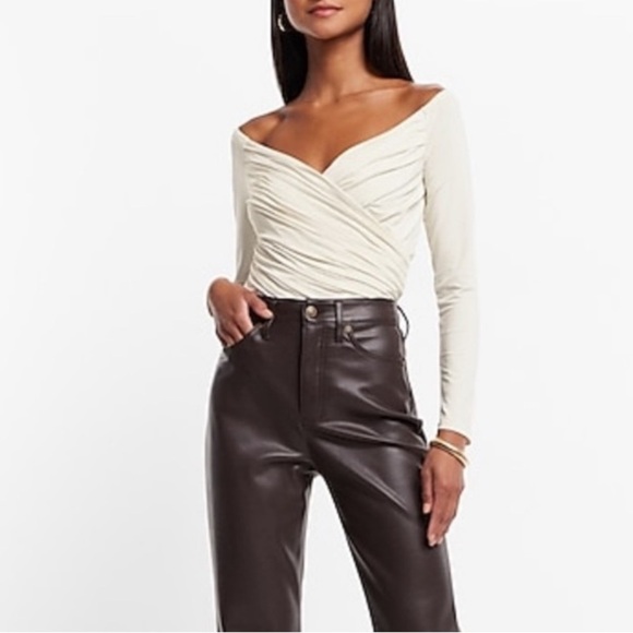 Express M Body Contour Swan Compression
Long sleeve Top - Picture 4 of 4